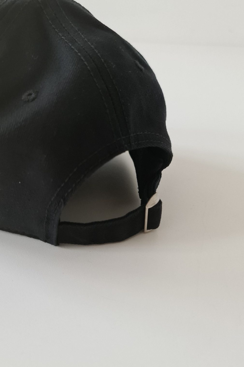 juoda kepurė su baltu logo | unlabel