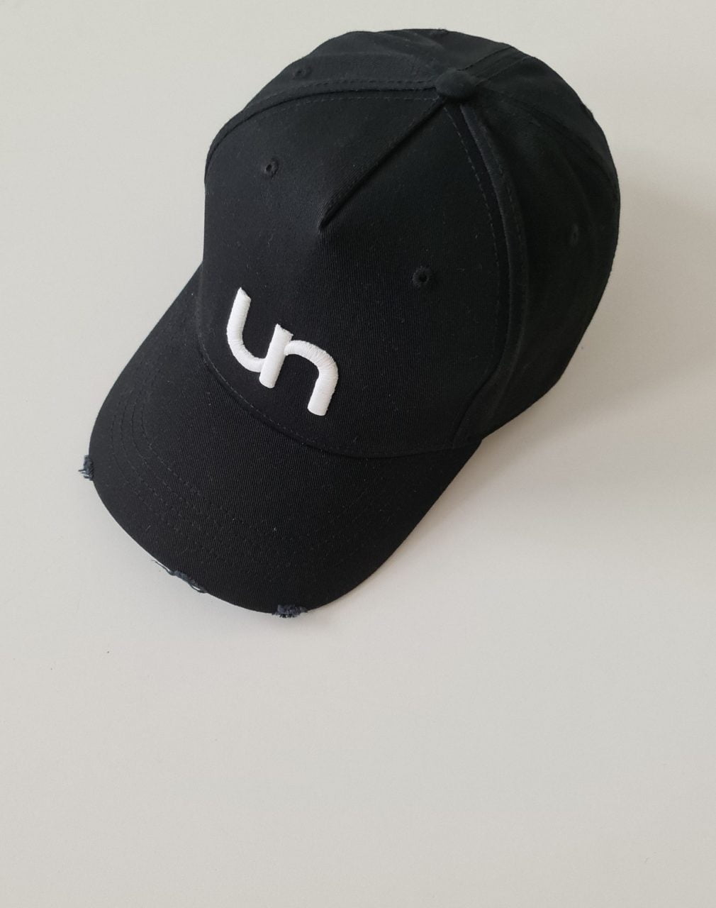juoda kepurė su baltu logo | unlabel