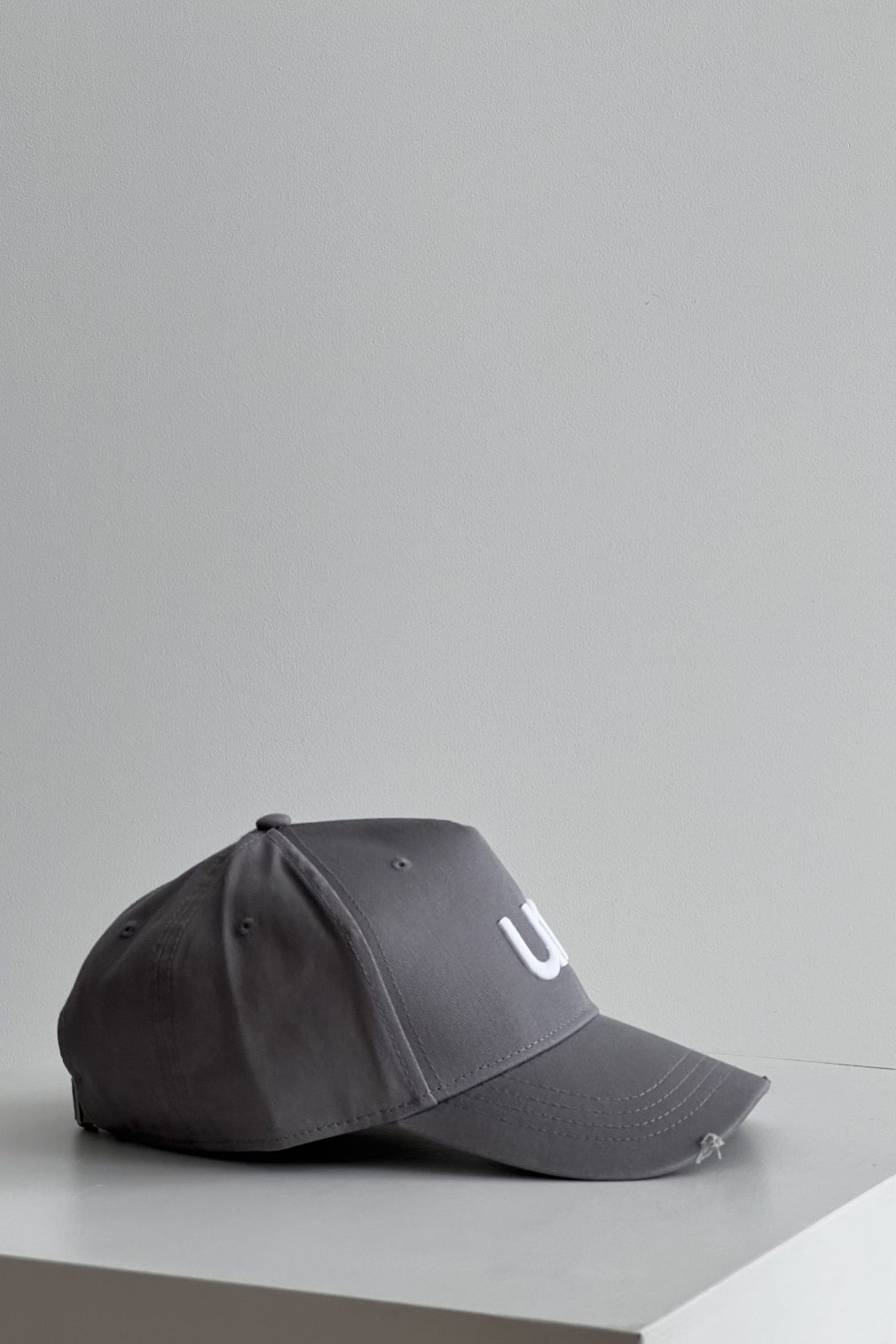 grey cap with white  logo "un" | unlabel