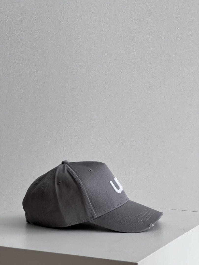 grey cap with white  logo "un" | unlabel