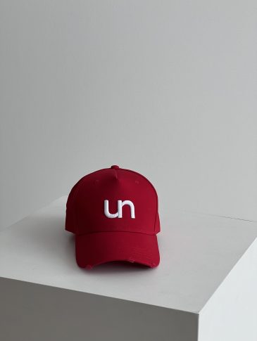 raudona kepurė su baltu un logotipu | unlabel