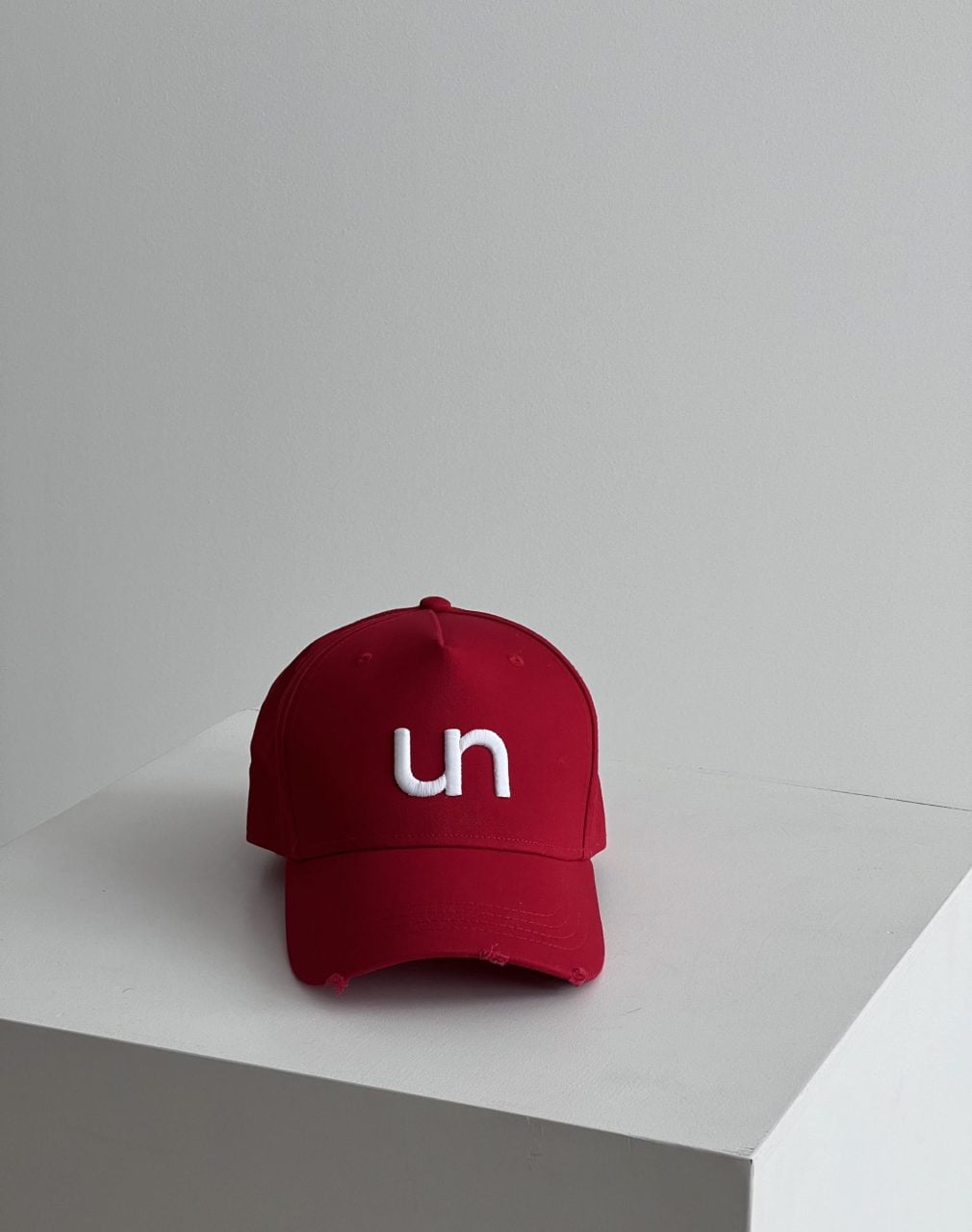 raudona kepurė su baltu un logotipu | unlabel
