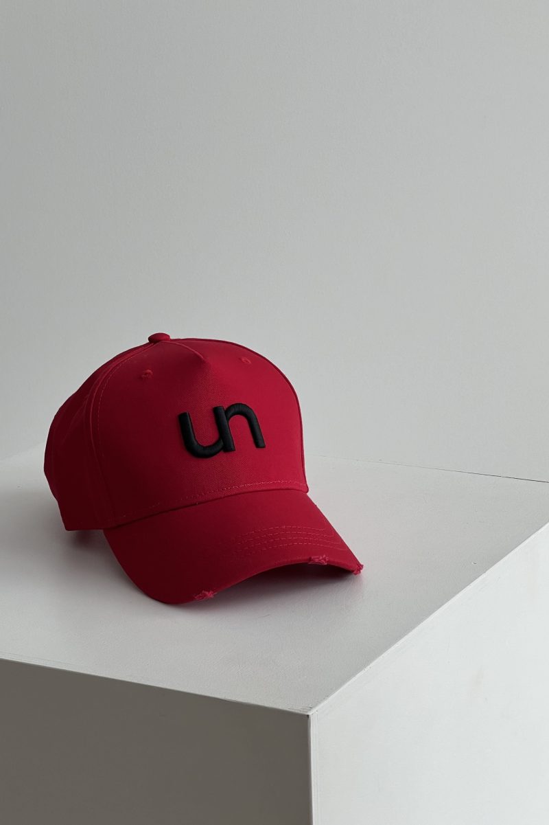 raudona juoda kepurė su unlabel logotipu | unlabel