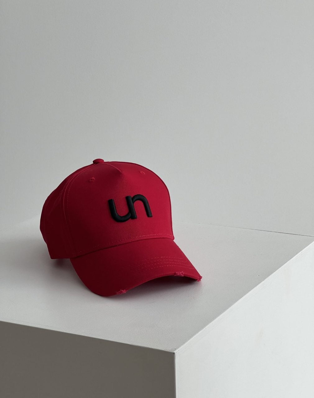 raudona juoda kepurė su unlabel logotipu | unlabel