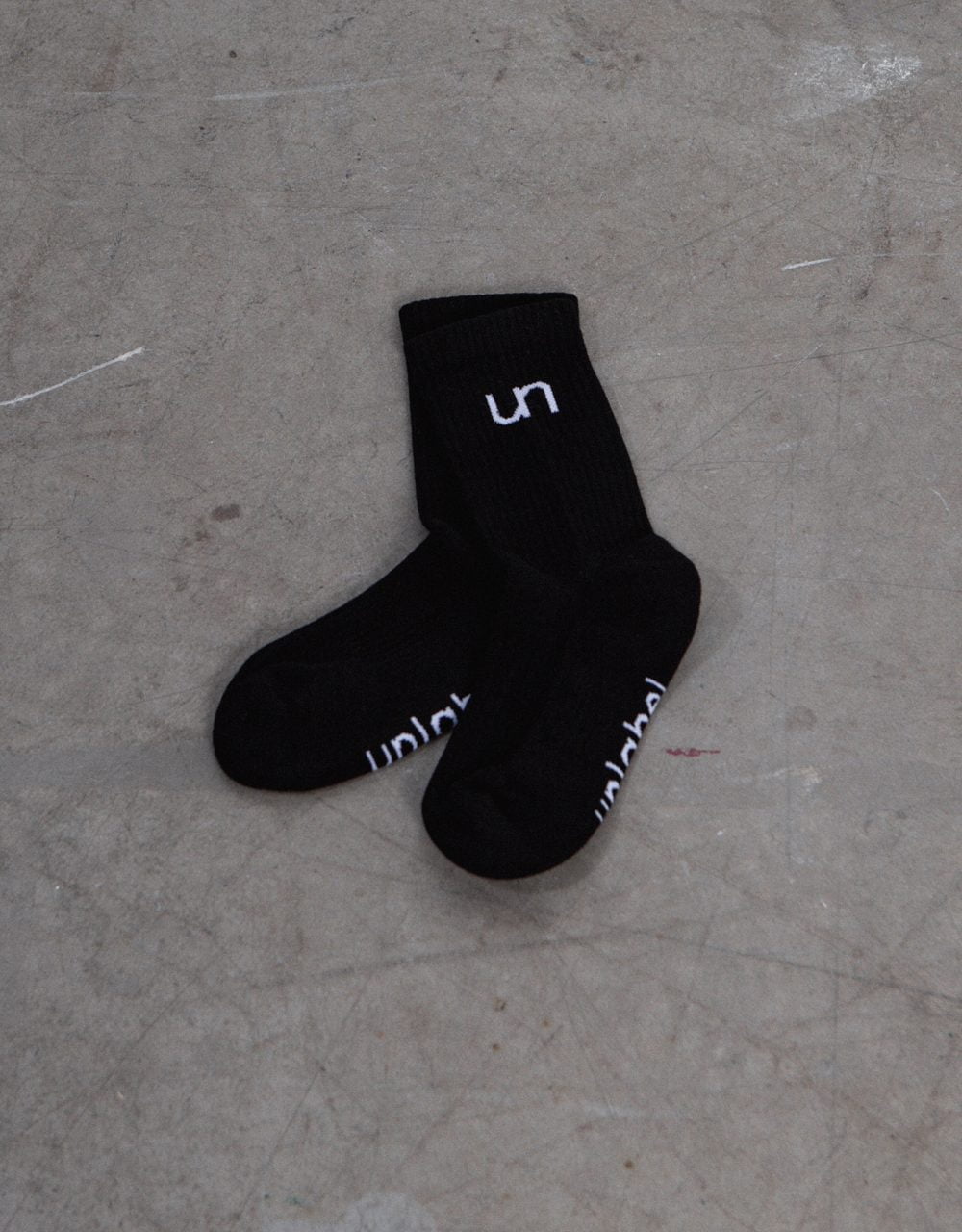 juodos unlabel kojinės su logotipu