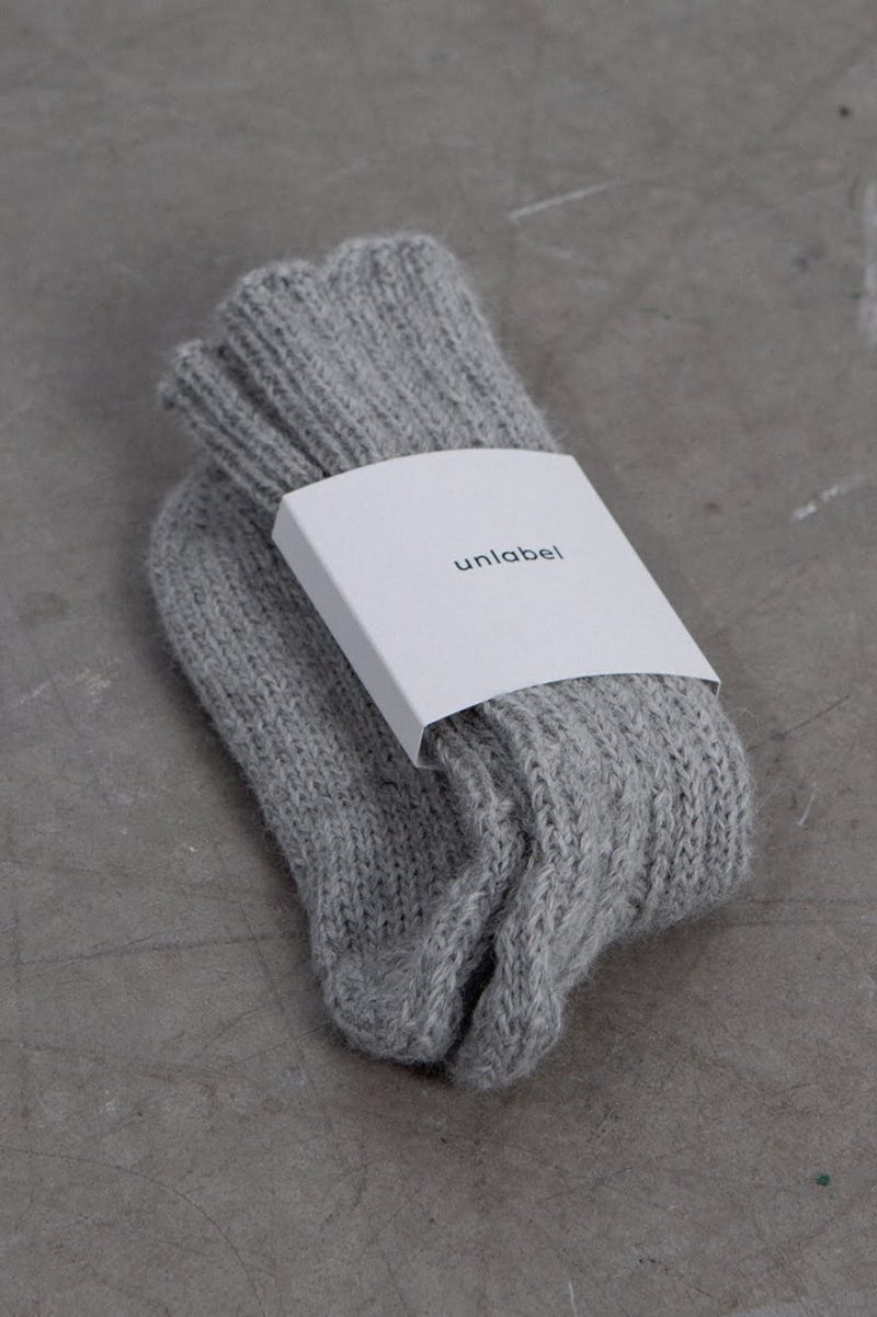 rankų darbo kojinės - pilkos | unlabel