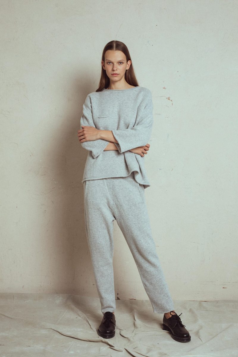 midweight knit, loose fit tapered pants blake with pockets, elastic waist. knitted pats for women from unlabel.
