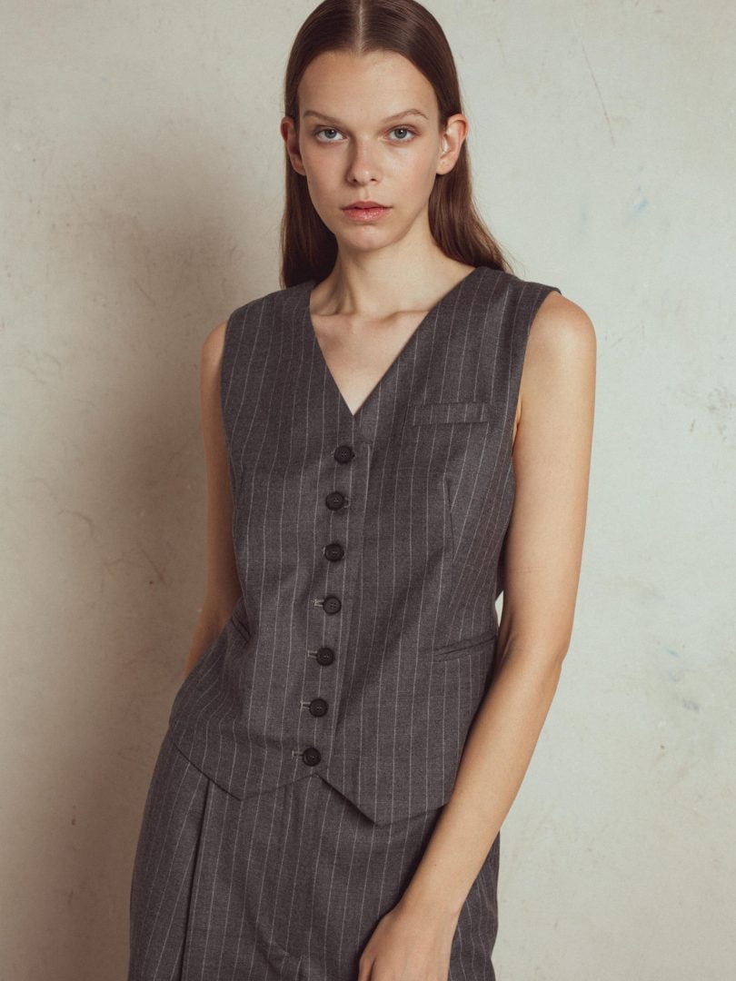 unlabel classic cut waistcoat cloud, slightly fitted with front buttons, with lining.  soft fabric 100% wool.