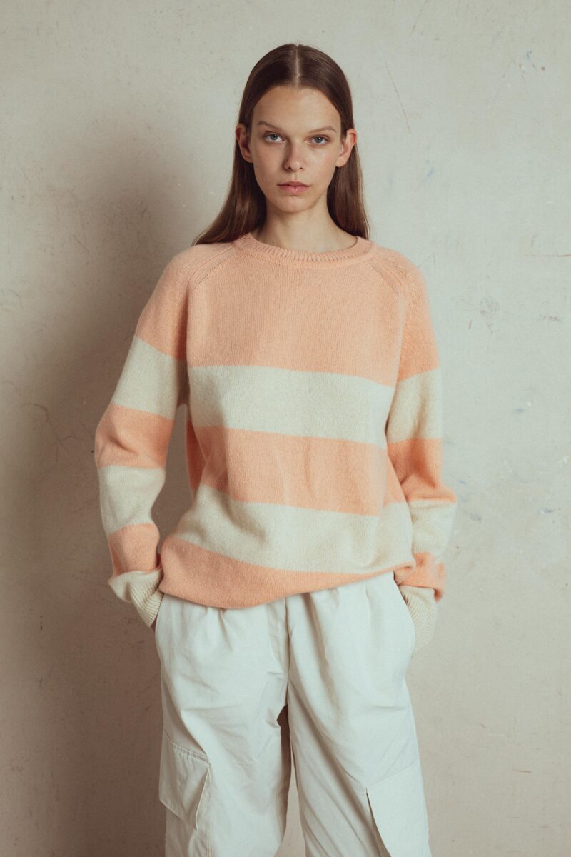 midweight, oversize roundneck, loose fit sweater cold, raglan sleeves, italian yarn, 90% merino wool, 10% cashmere.