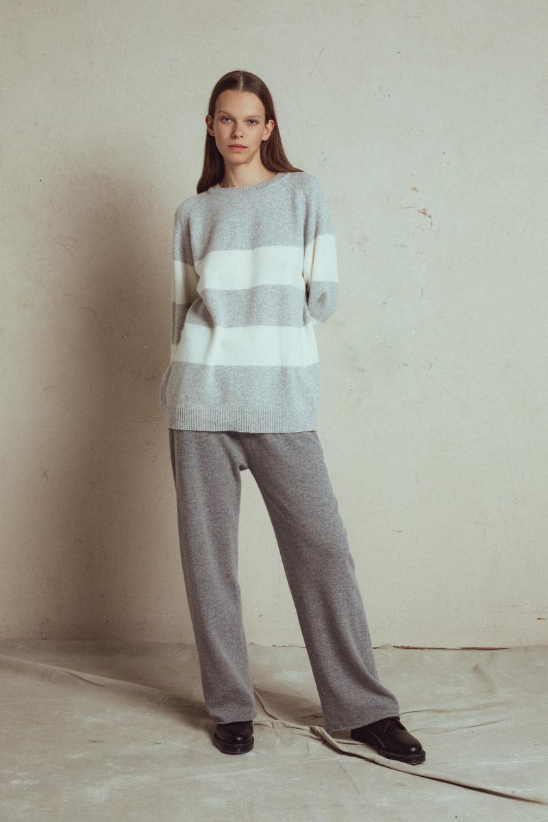 lightweight knit straigth pants flashy with elastic waist, with side and back pockets italian yarn. unlabel pants.