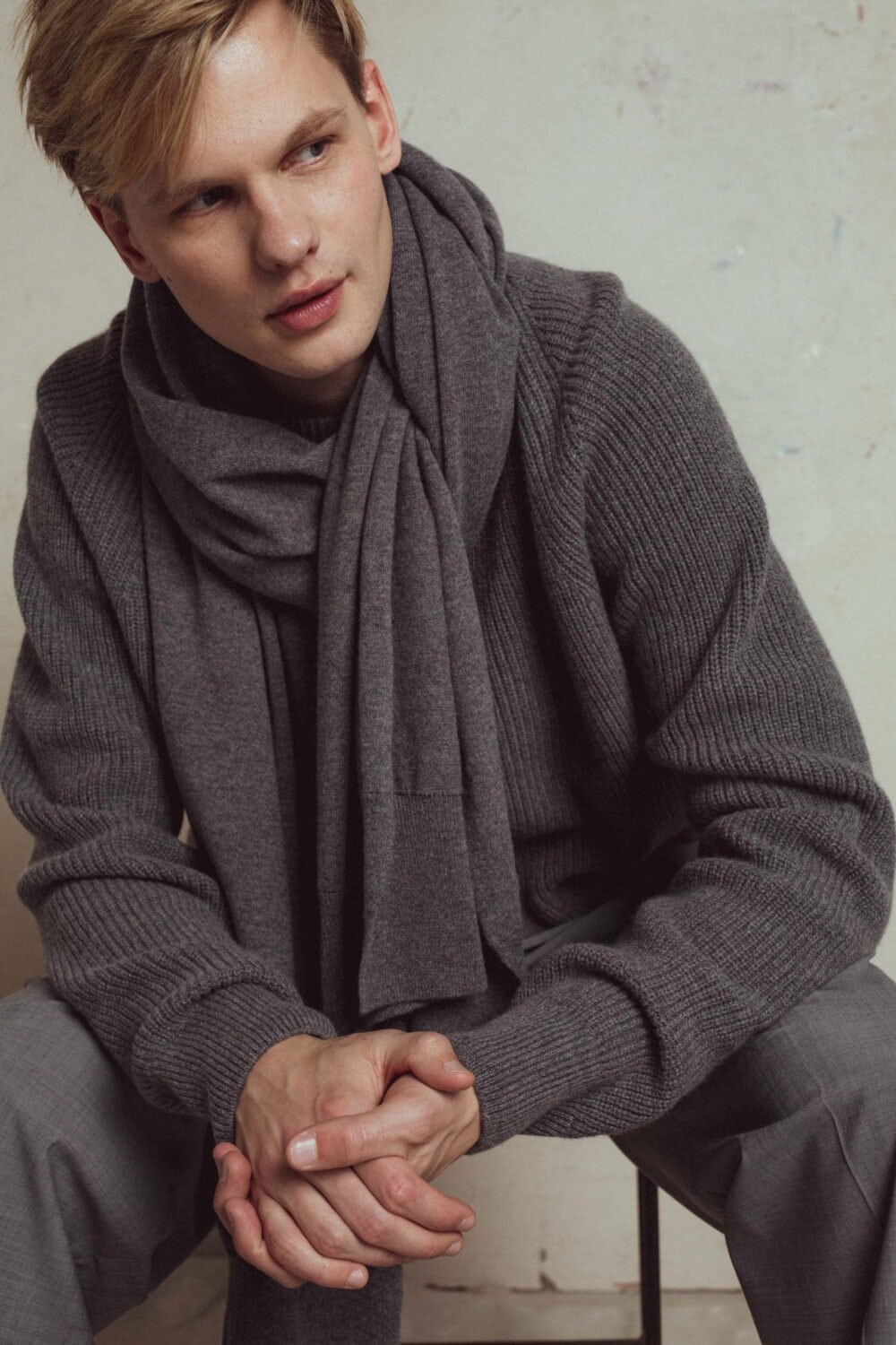 lightweight solid colour scarf, italian yarn, 90% merino wool,  10% cashmere, one size 220x75cm