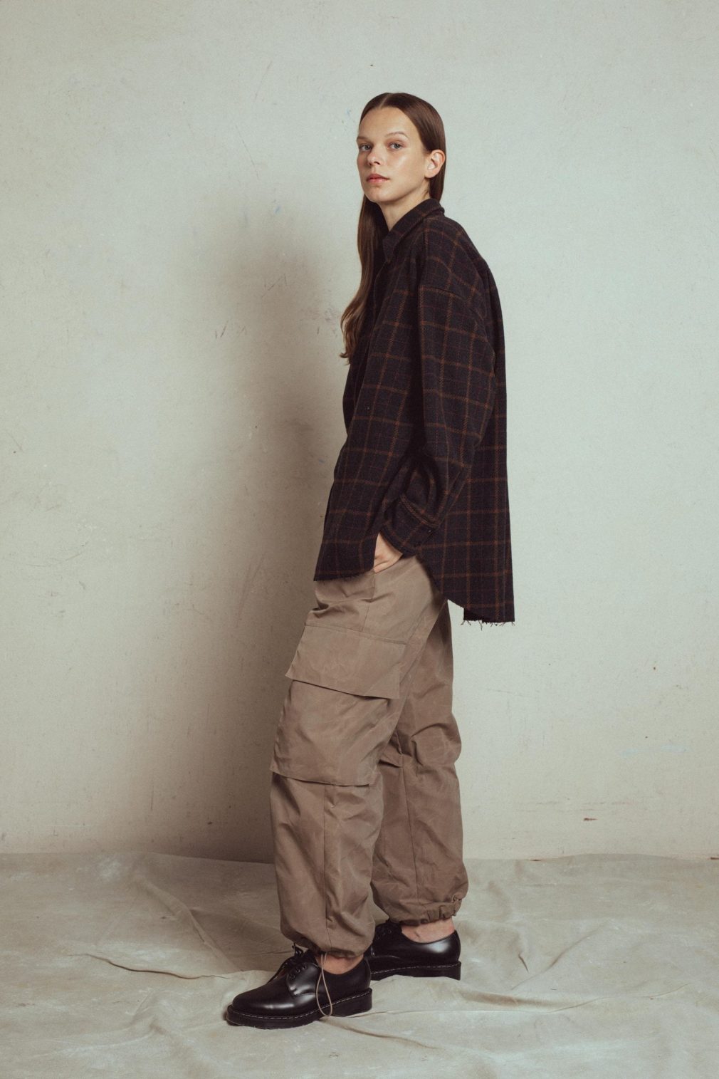 unlabel cargo pants mattise, italian stif fabric 70% polyamide, 30% cotton, loose straight fit,  ide trousers with big side pockets, waistband and bottom gathered with elastic strap.