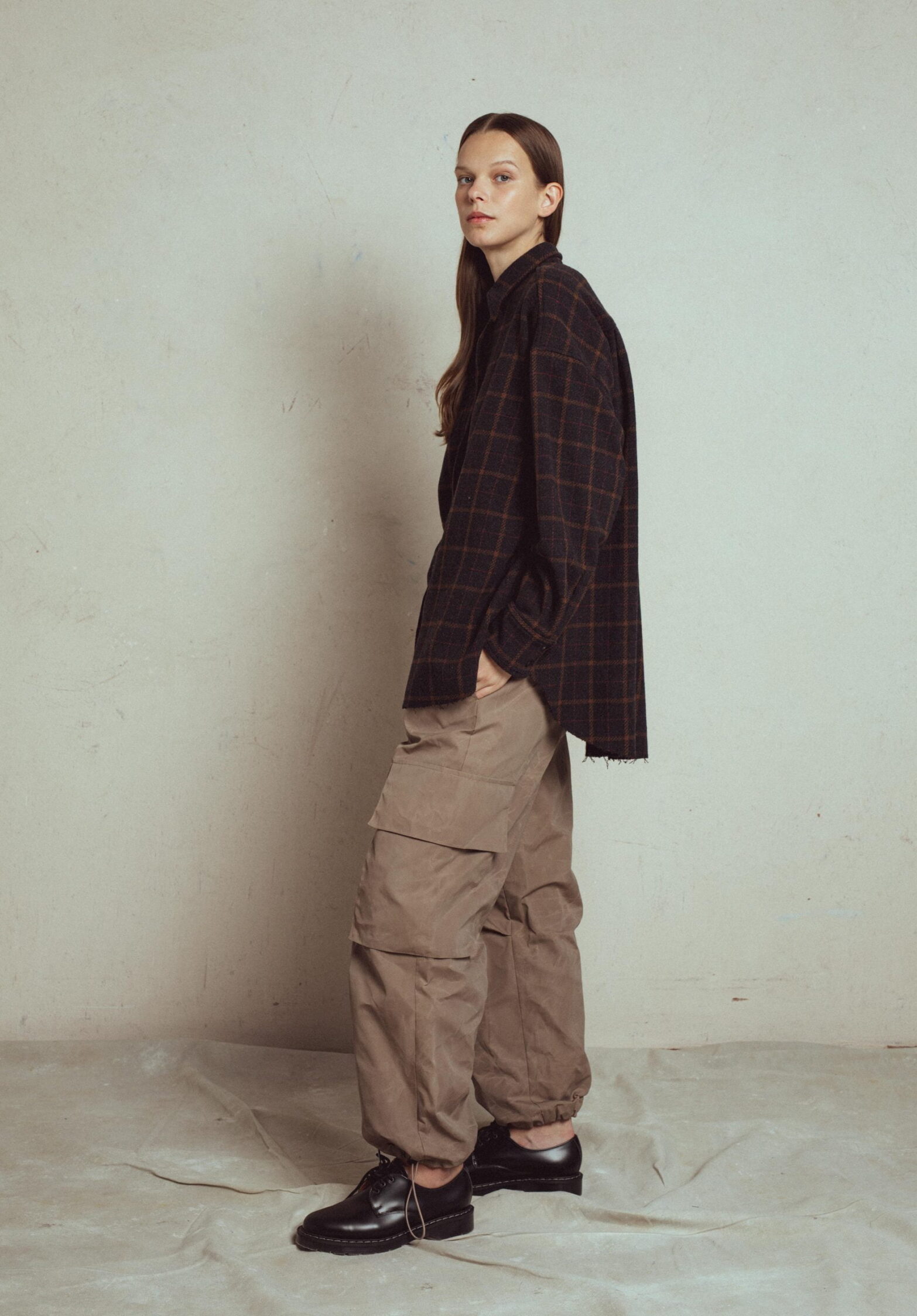 unlabel cargo pants mattise, italian stif fabric 70% polyamide, 30% cotton, loose straight fit,  ide trousers with big side pockets, waistband and bottom gathered with elastic strap.