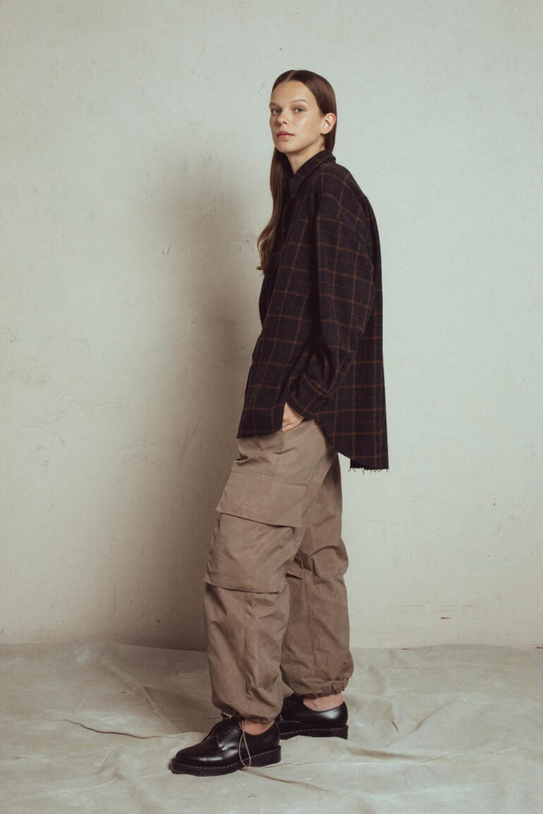 unlabel cargo pants mattise, italian stif fabric 70% polyamide, 30% cotton, loose straight fit, ide trousers with big side pockets, waistband and bottom gathered with elastic strap.