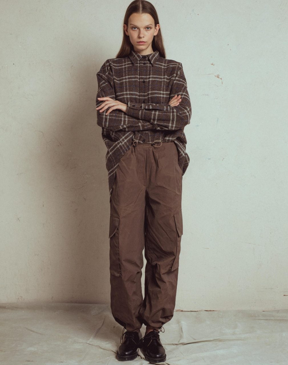 cargo pants millet, italian stif fabric 70% polyamide, 30% cotton, loose straight fit, wide trousers with big side pockets, waistband and bottom gathered with elastic strap.