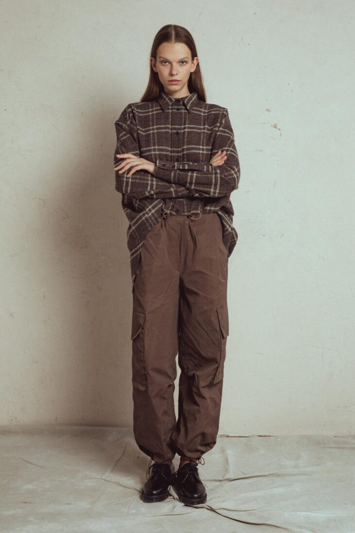 cargo pants millet, italian stif fabric 70% polyamide, 30% cotton, loose straight fit, wide trousers with big side pockets, waistband and bottom gathered with elastic strap.