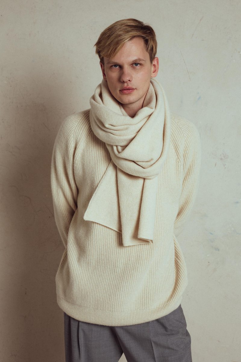 midweight solid colour scarf revere from unlabel, italian yarn, 90% merino wool,  10% cashmere, one size 230x60 cm.