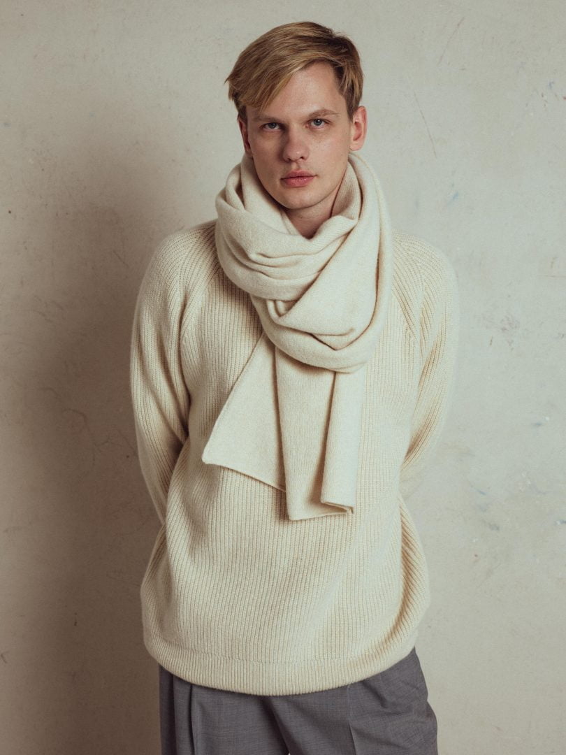 midweight solid colour scarf revere from unlabel, italian yarn, 90% merino wool,  10% cashmere, one size 230x60 cm.