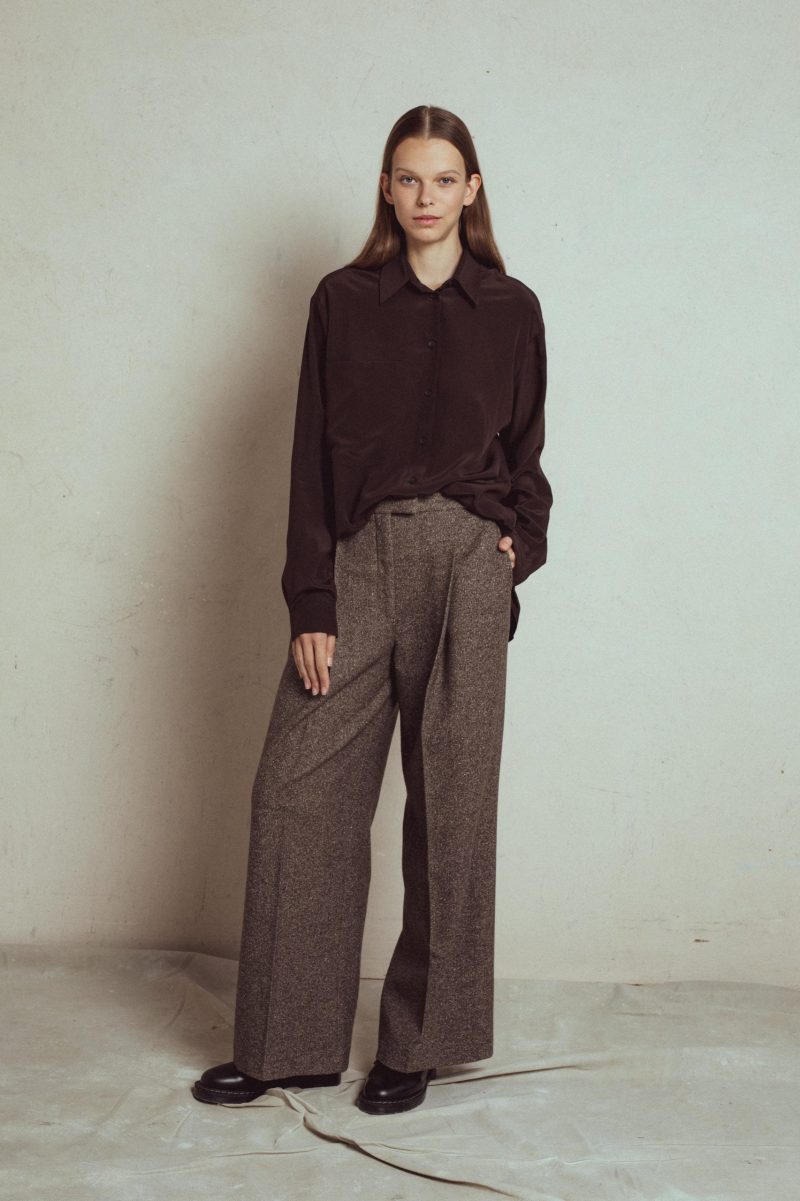 unlabel loose straight fit, wide trousers, elastic waistband at sides, with front pleats, zipper and hidden hook waist closure, with side pockets.