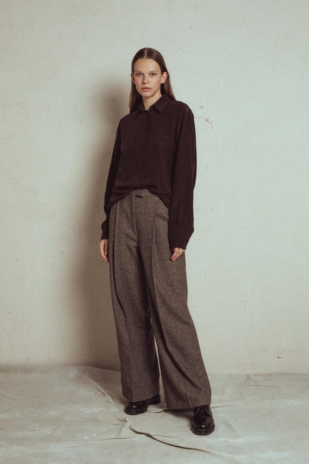 unlabel loose straight fit, wide trousers, elastic waistband at sides, with front pleats, zipper and hidden hook waist closure, with side pockets.