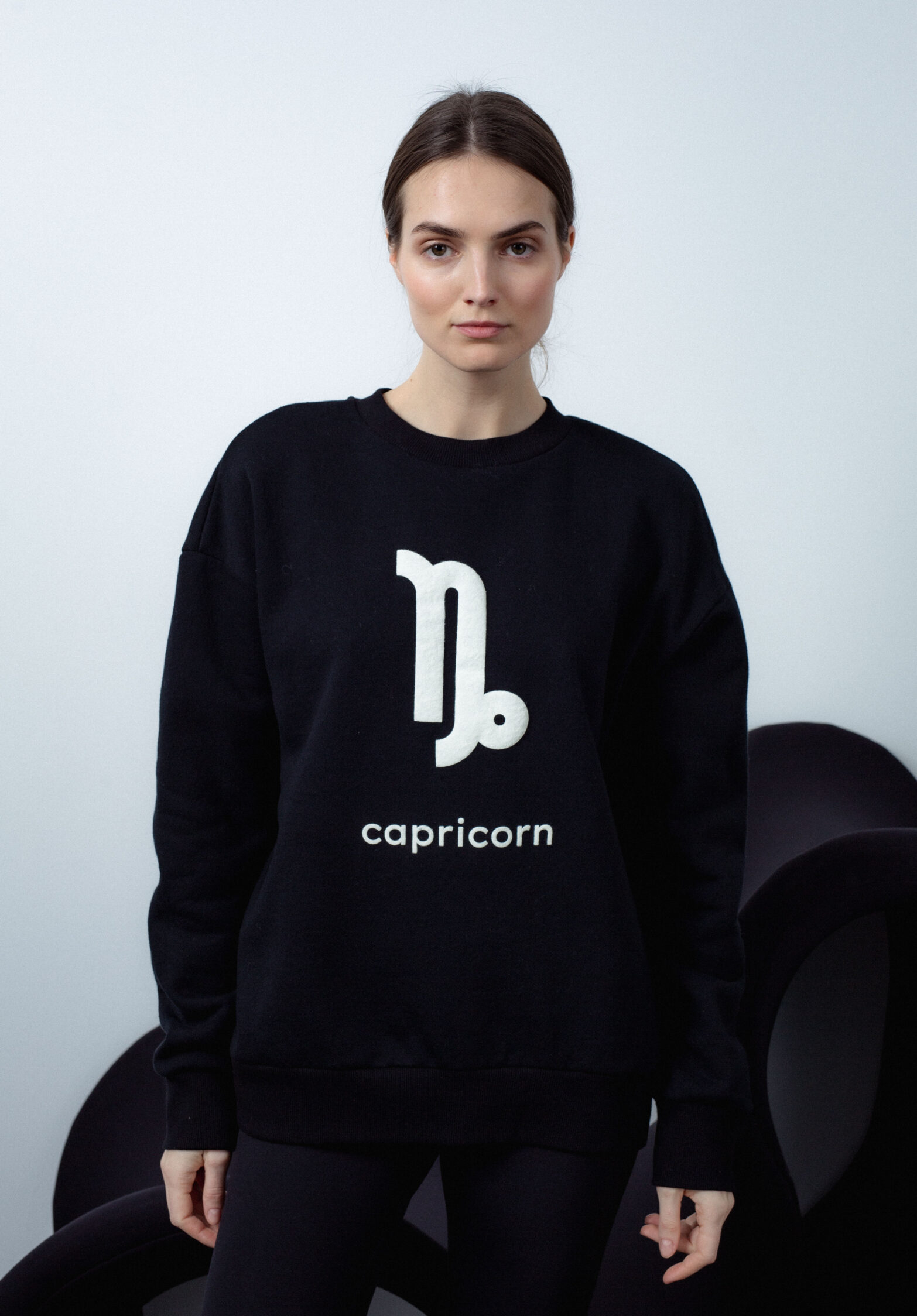 džemperis su ožiaragio zodiako ženklu caprycorn | unlabel ss'23