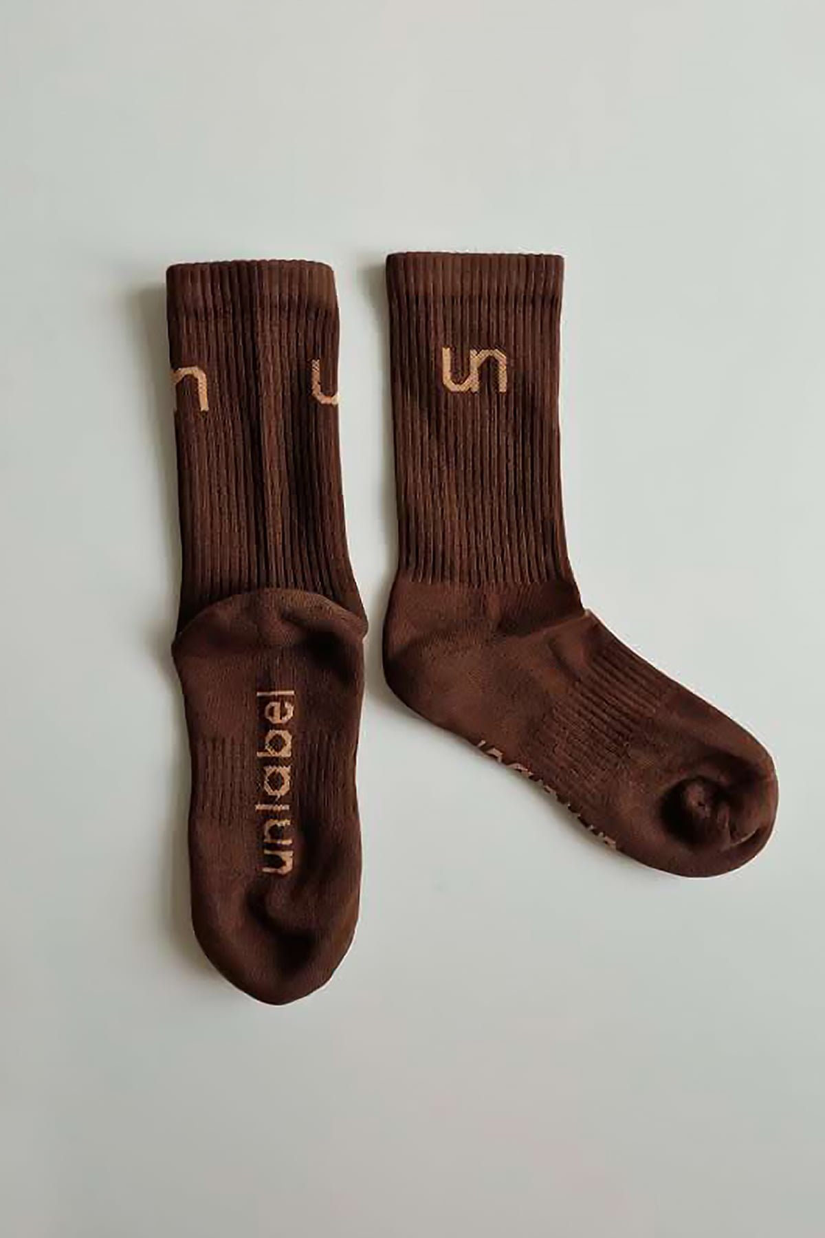 brown unlabel socks with peach creame logo ss23
