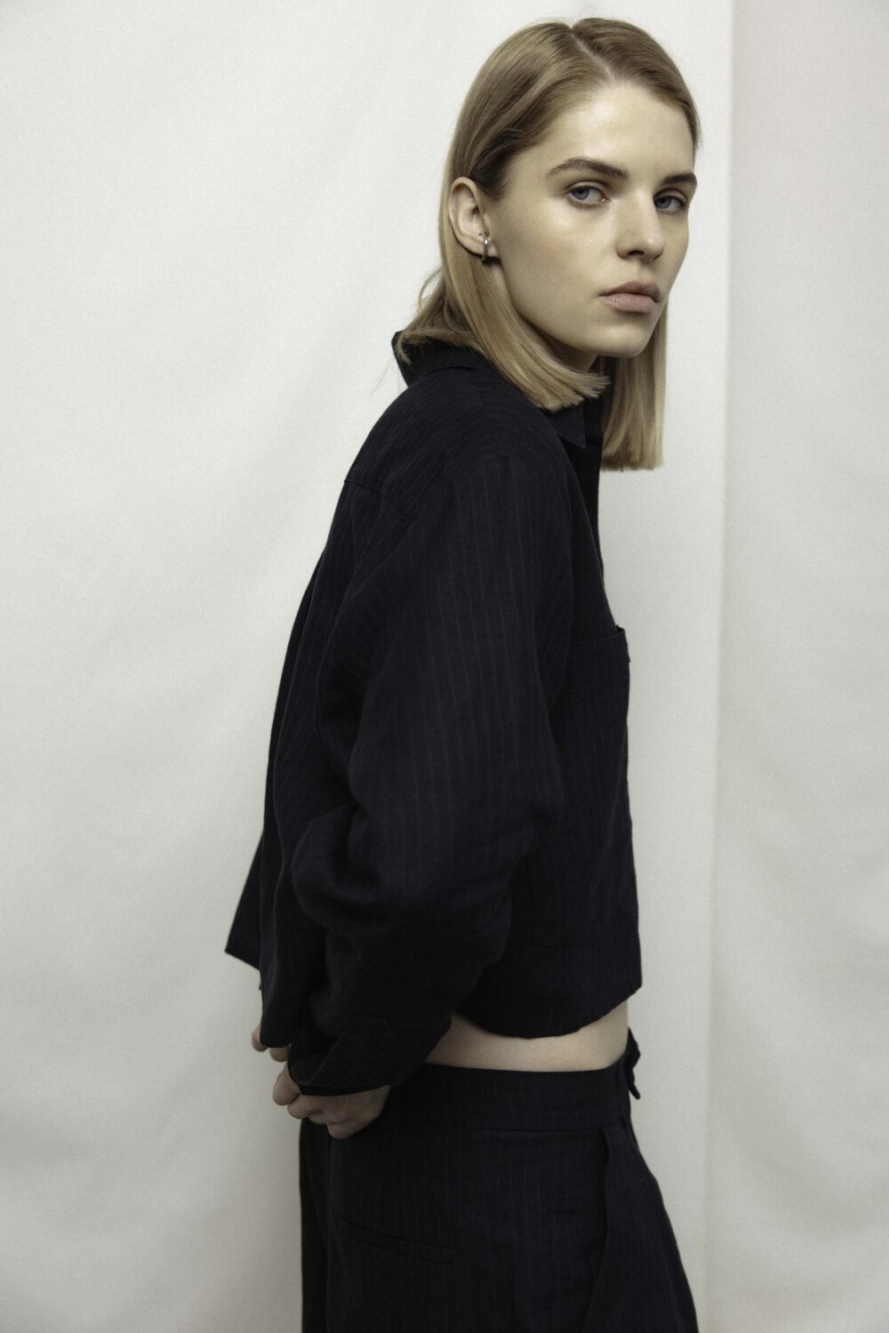 iduna cropped linen shirt  | unlabel