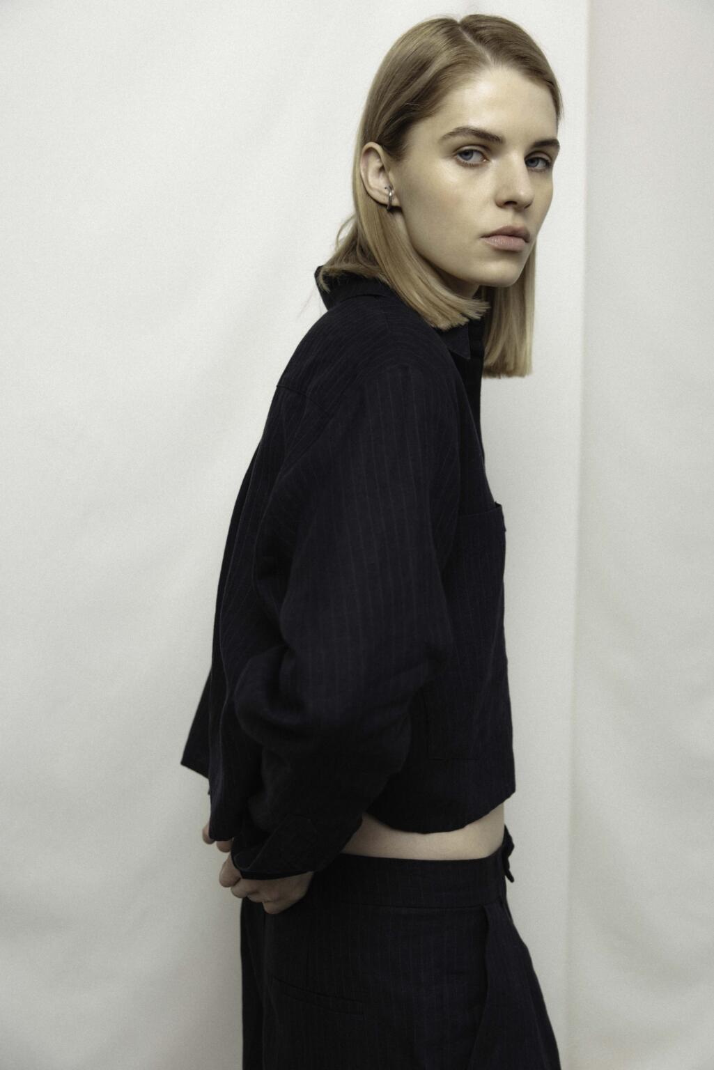iduna cropped linen shirt  | unlabel