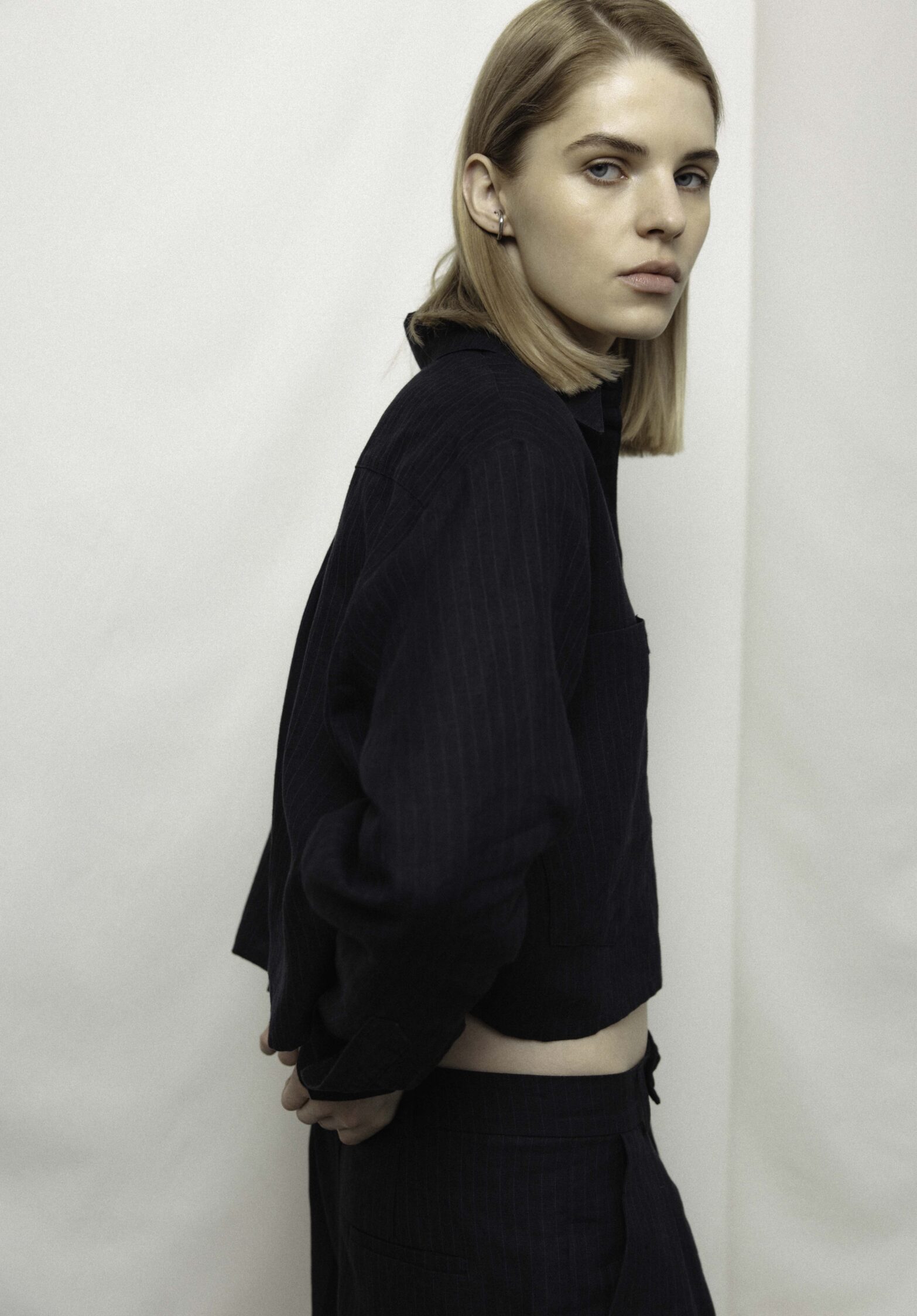 iduna cropped linen shirt  | unlabel