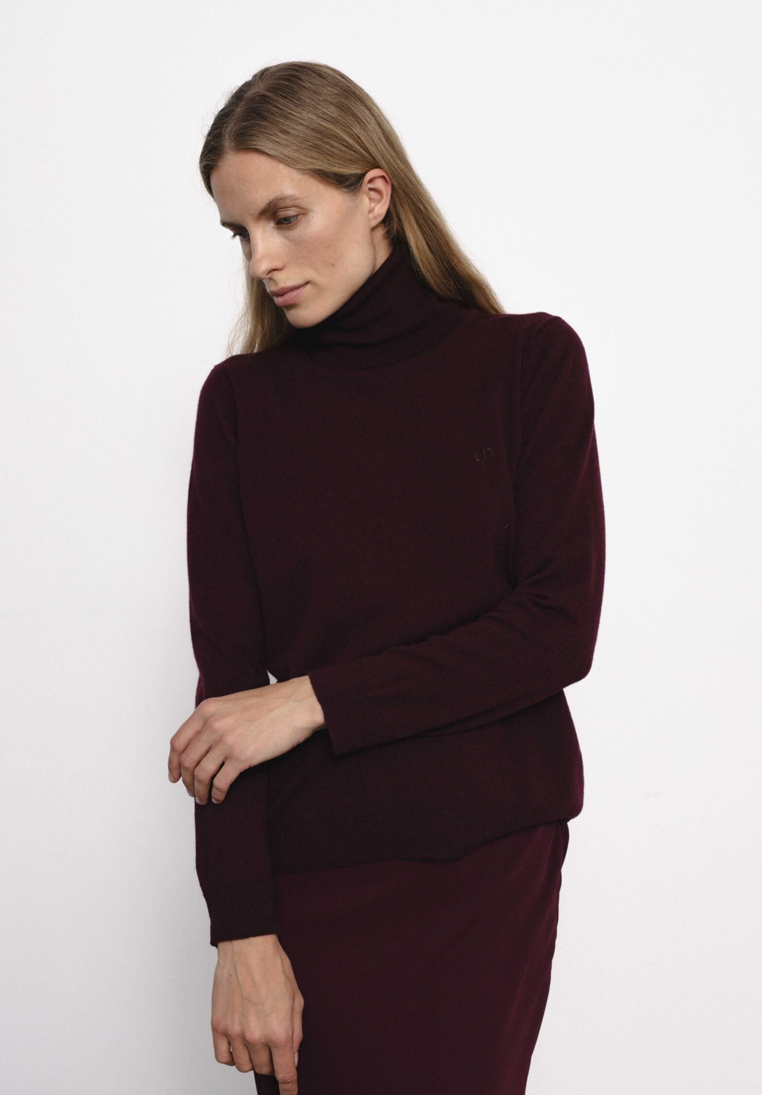 Semeru highneck 1566x2248 | unlabel Women's clothing fashion. Semeru highneck 1566x2248 from unlabel f/w 25'26 collection. Minimalist style, modern design, premium quality womenswear. Made in Lithuania.