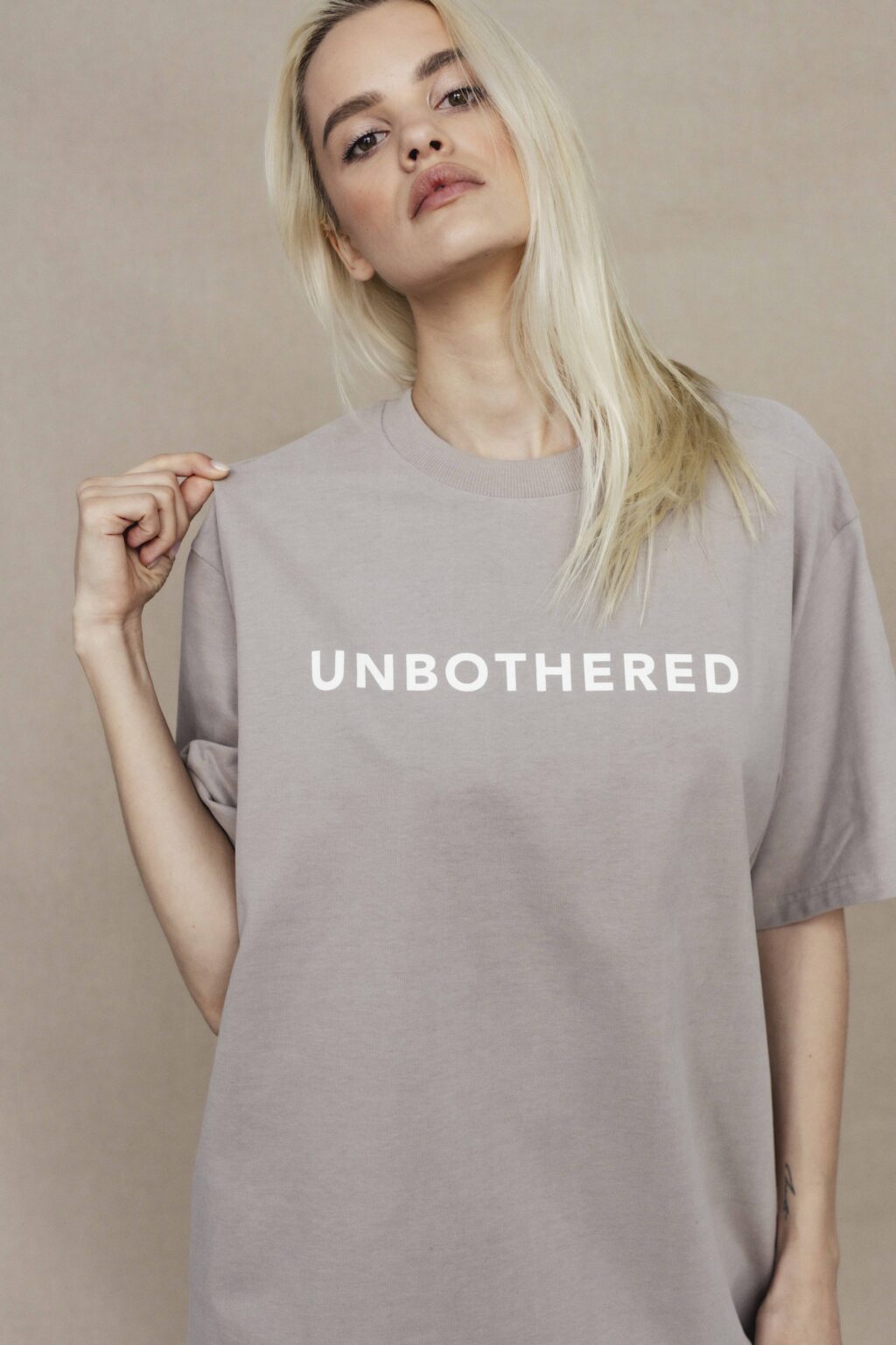 Code C t-shirt “unbothered”