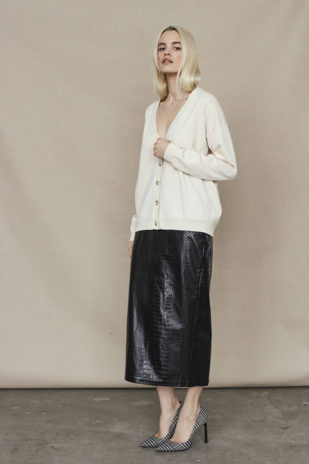 Women's clothing fashion. Stella3 cardigan from unlabel f/w 25'26 collection. Minimalist style, modern design, premium quality womenswear. Made in Lithuania.