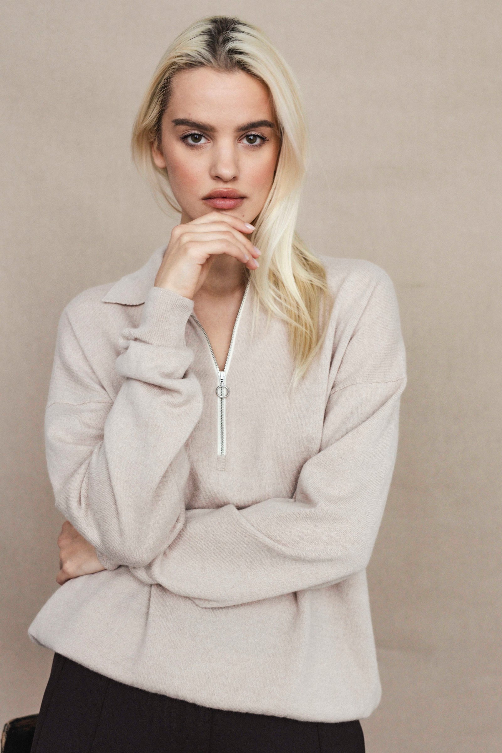 Willow polotopzip | unlabel Women's clothing fashion. Willow polotopzip from unlabel f/w 25'26 collection. Minimalist style, modern design, premium quality womenswear. Made in Lithuania.